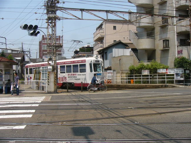 住吉公園へ向けて去っていく阪堺電車